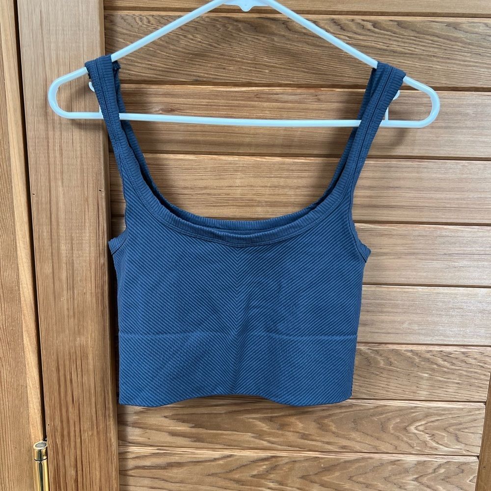 Cropped Textured Tank Top - Picture 2 of 5